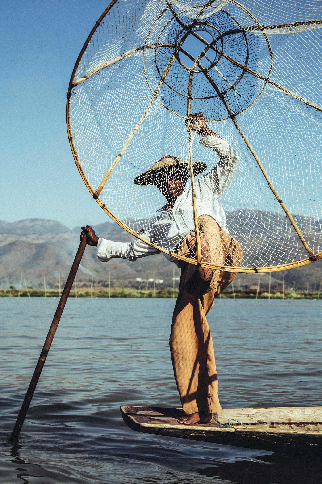 Intha fisherman doing leg-rowing | mattvaux7/Flickr
