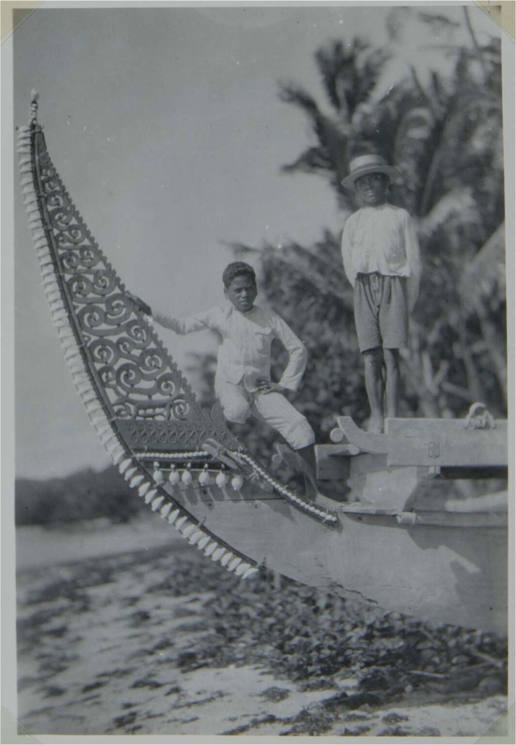 A prow board or kora ulu on a Moluccan watercraft ca.1924. (Image courtesy of the Nationaal Museum van Wereldculturen)