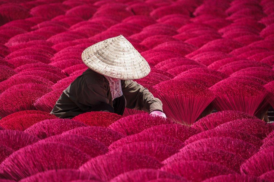 'Incense Stickmaking' in Quang Phu Cau, Vietnam. Finalist. PHOTO: @HARRYHARTANTO, INDONESIA - AGORA -