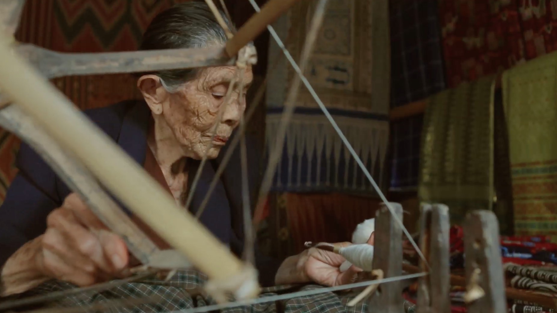 Master weaver in Toraja, Indonesia. Image: Our Better World