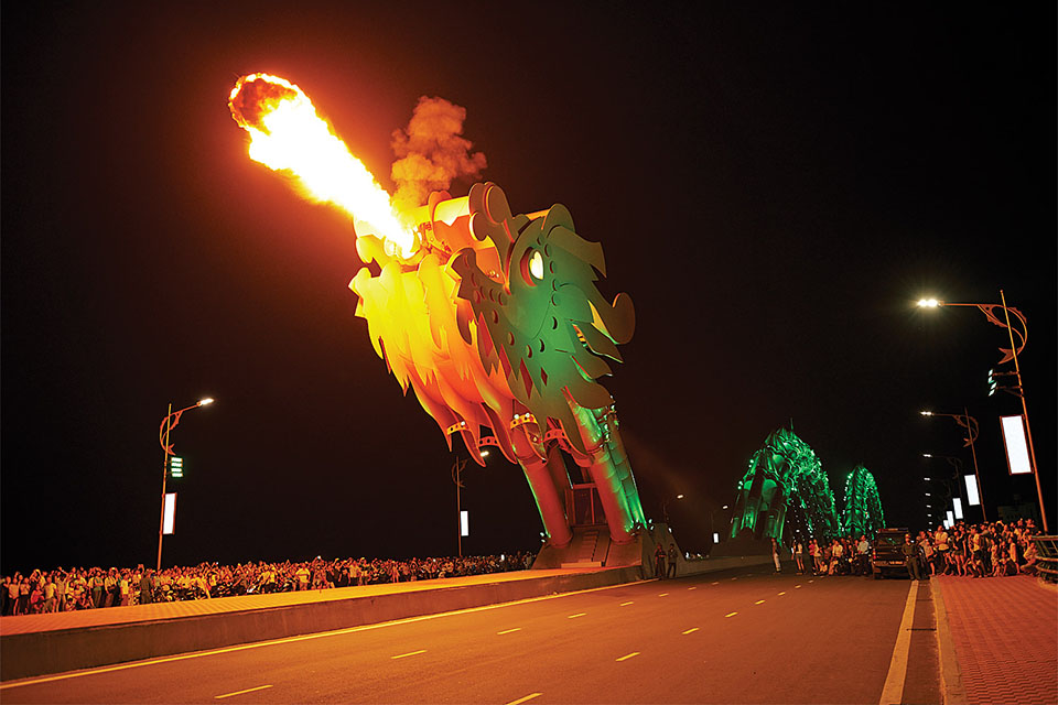 Dragon Bridge Da Nang, Vietnam | Color Kinetics  